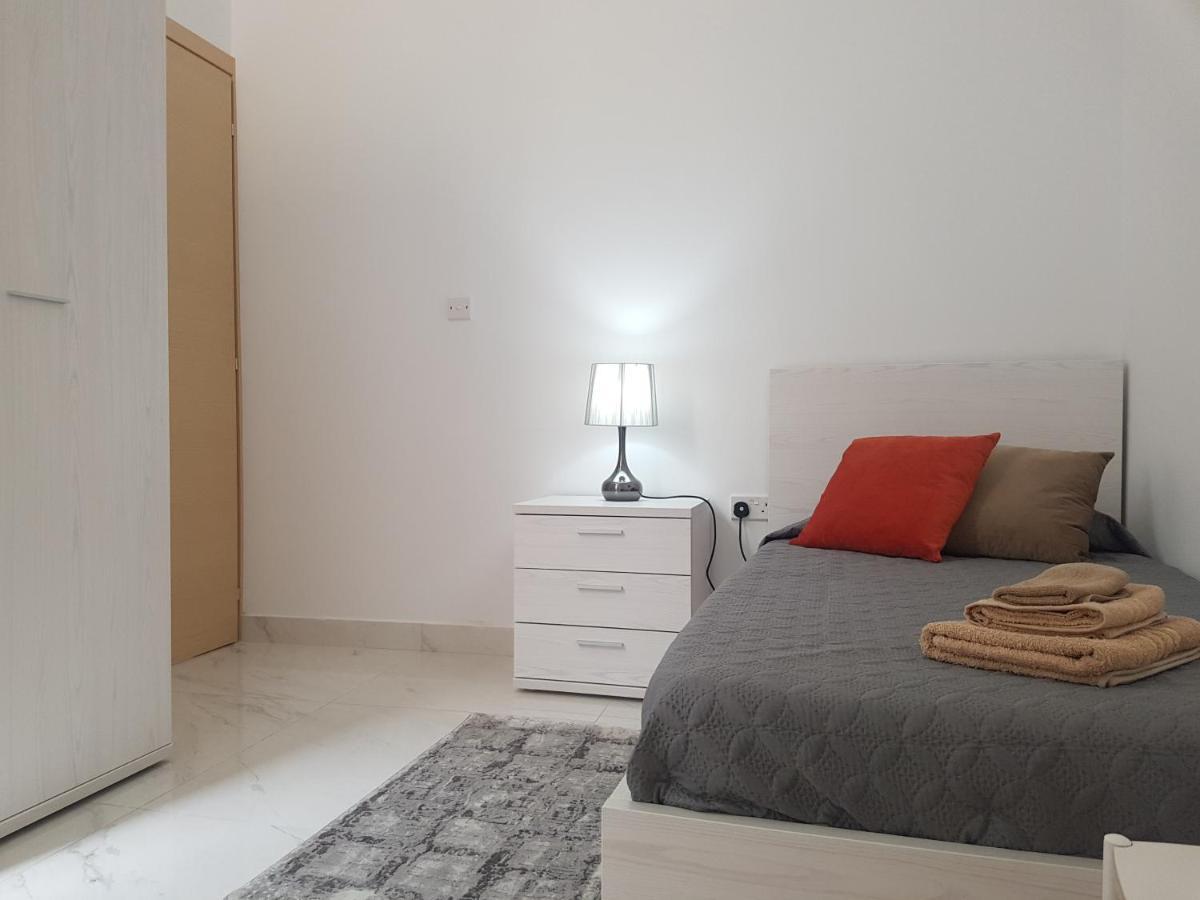 Ac1- Prime Location 3 Bedroom Apt In St.Julian'S San Ġiljan Kültér fotó